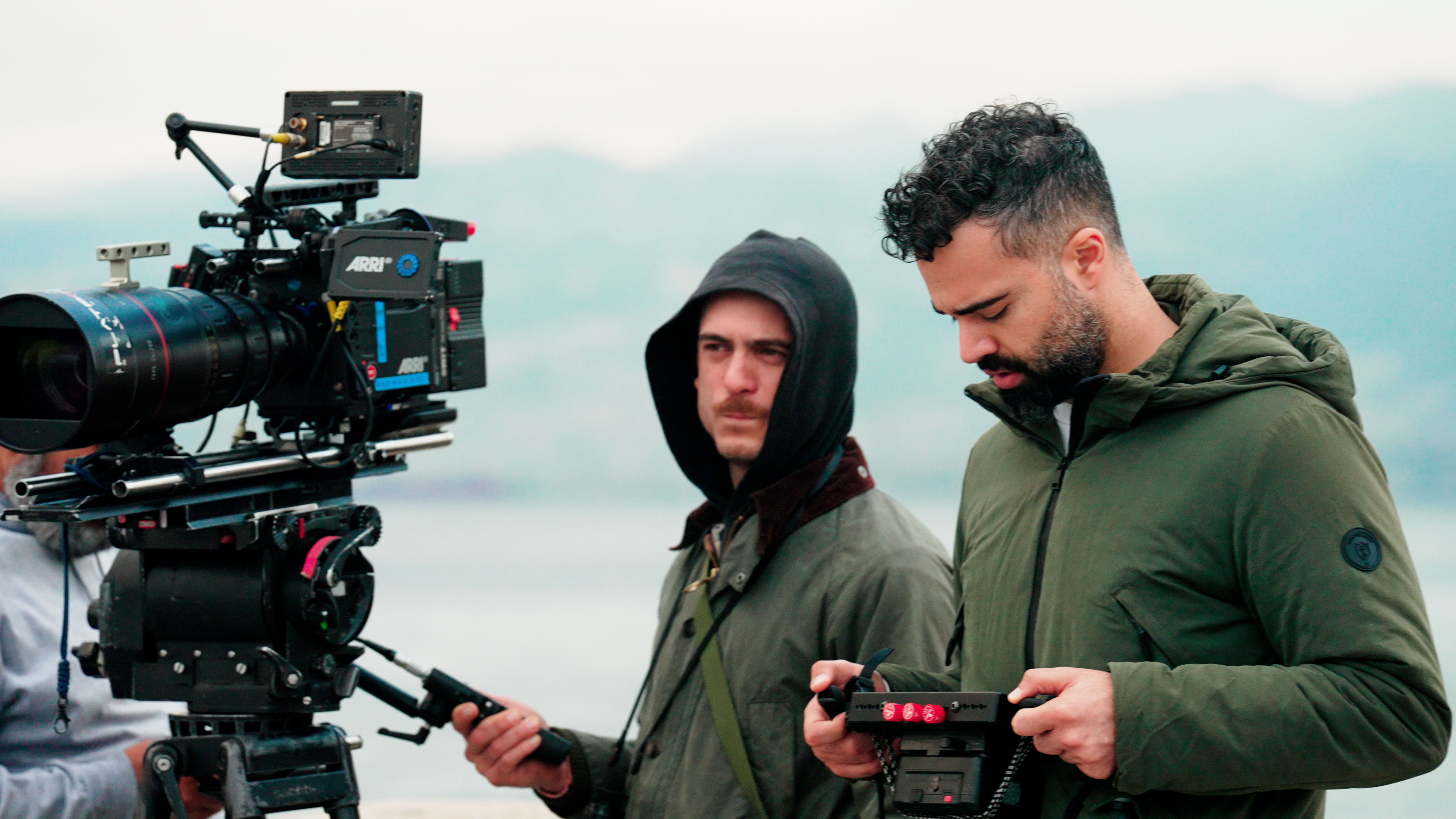 المخرج جاد رحمة في كواليس تصوير فيلم مجموعة إيلي صعب الجديدة (المكتب الإعلامي).