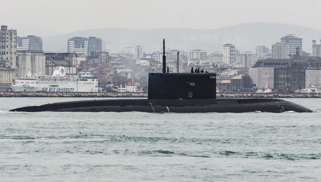 بريطانيا ترصد غوّاصة روسية... أبحرت 3 أيام في المانش!