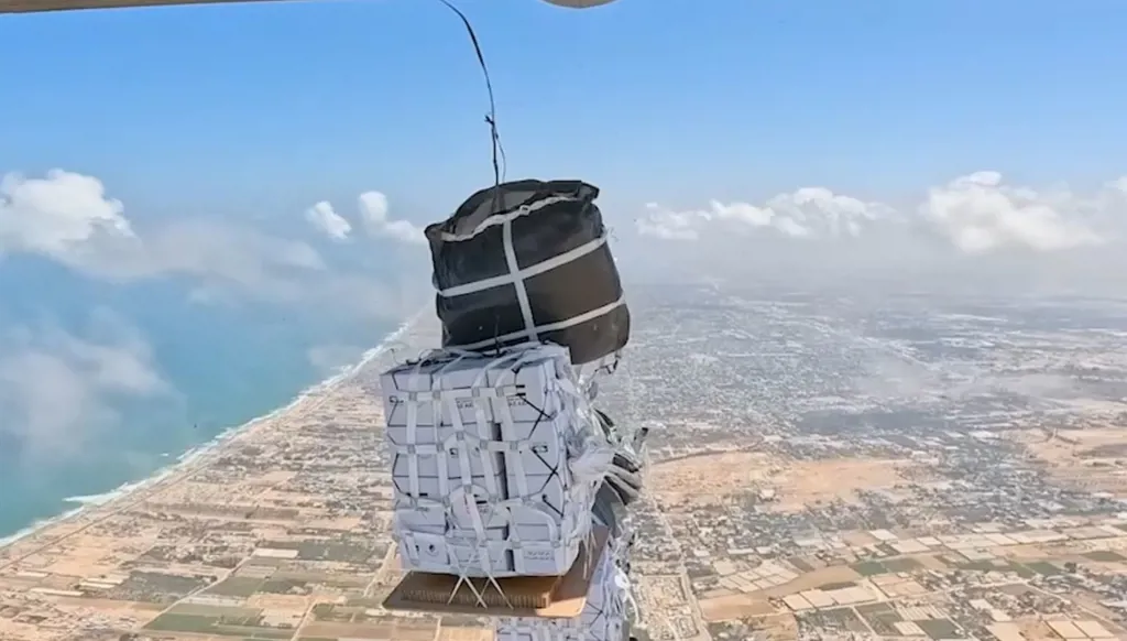 الإمارات تُنفذ الإنزال الجوي الـ81 ضمن عملية "طيور الخير" لدعم غزة (فيديو)