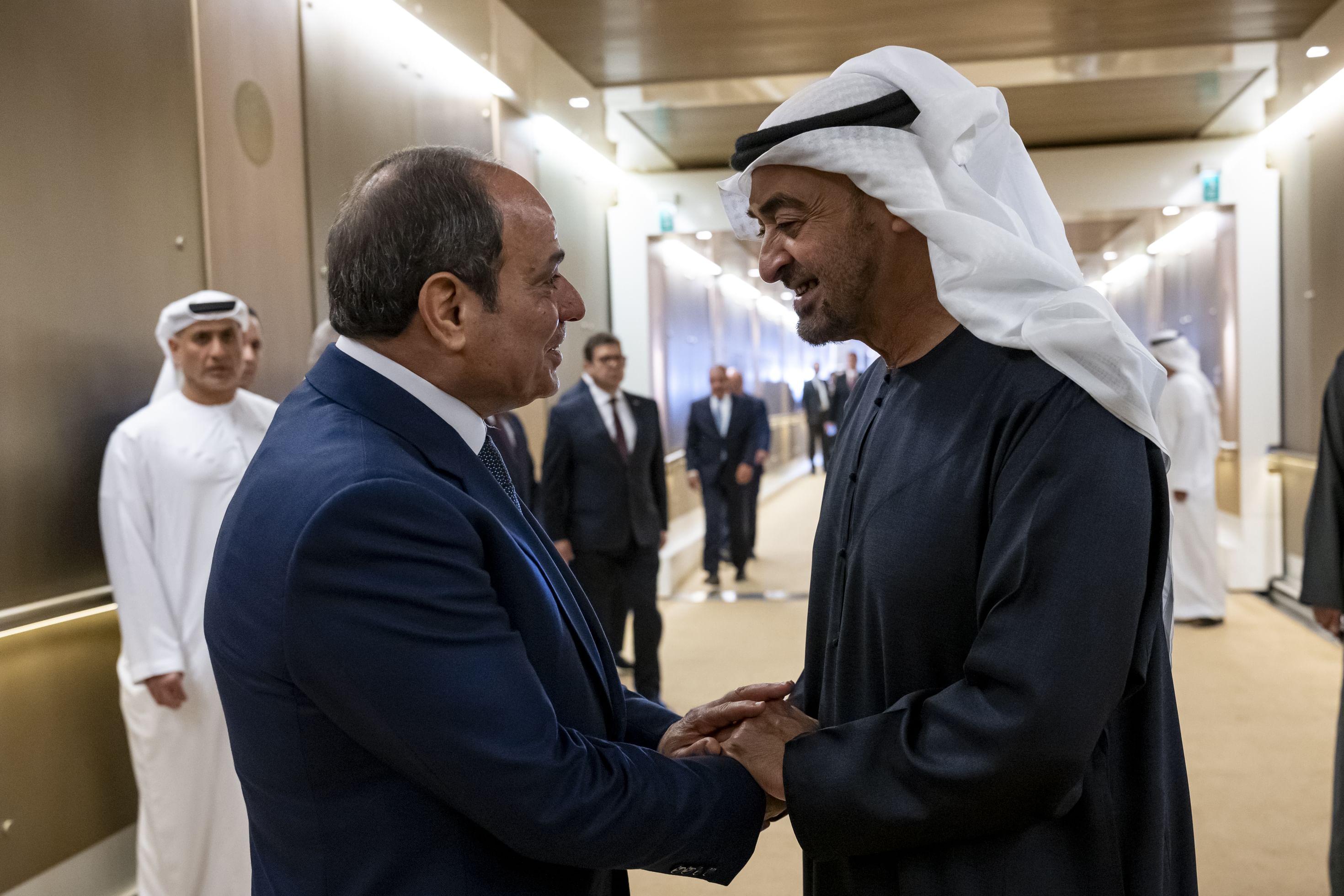 رئيس دولة الإمارات العربية المتحدة الشيخ محمد بن زايد مصافحاً نظيره المصري عبد الفتاح السيسي، لدى وصول الأخير إلى أبوظبي. (وام)