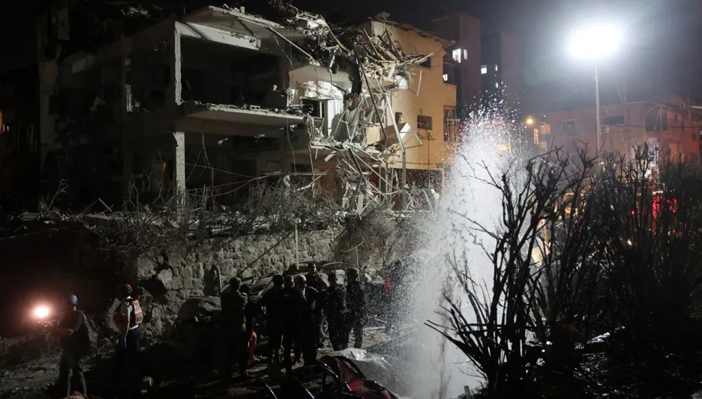 إيران تُهاجم إسرائيل... وسقوط صاروخ قرب مقر وزارة الدفاع في تل أبيب