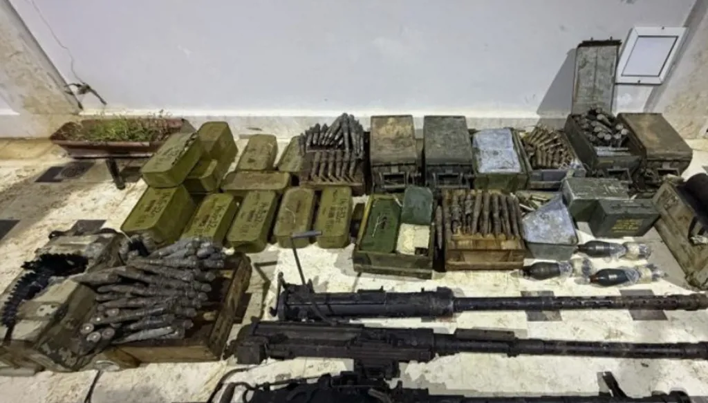 سوريا... اعتقال عنصر تابع لسهيل الحسن باللاذقية وضبط أسلحة (صور)