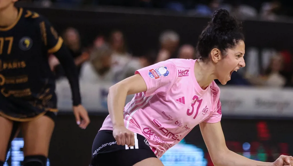 صابرينا زازاي أوزيل تخوض أول مباراة مع فرنسا بعد سنوات مع الجزائر