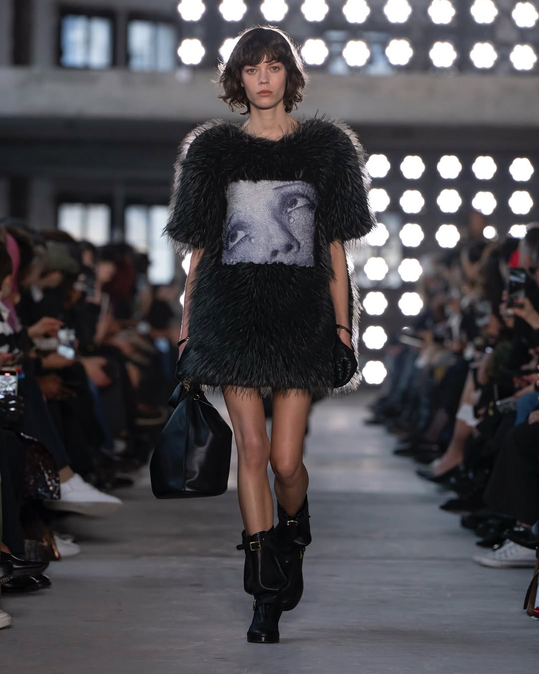 الهايلايتر من عرض Sacai لخريف 2025 (انستغرام)