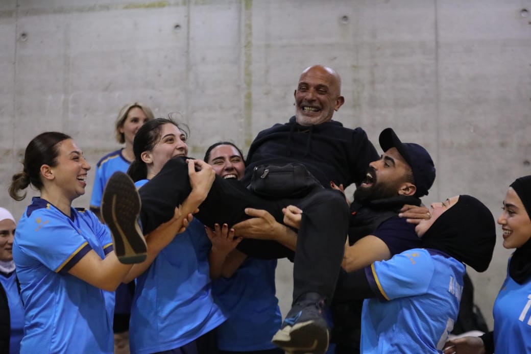 مدرب الصداقة زياد منصور بعد إحراز اللقب.