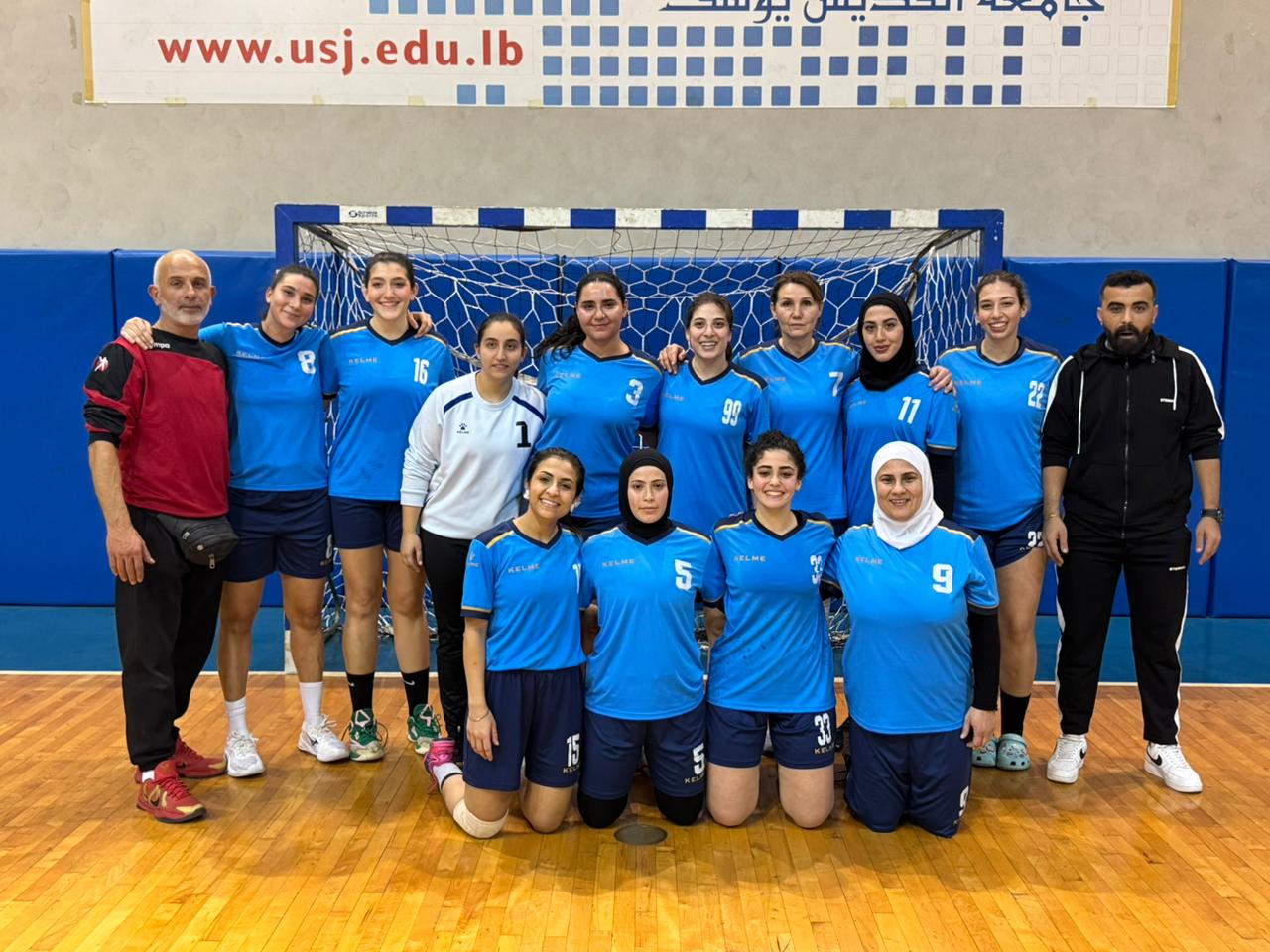 لاعبات الصداقة.