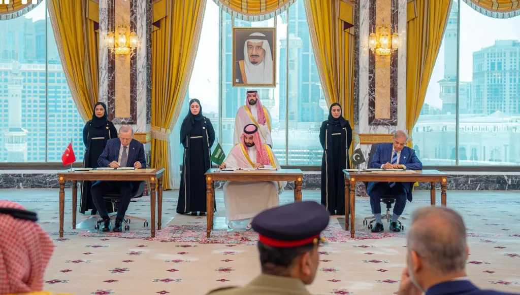 جانب من توقيع الاتفاقية. (واس)