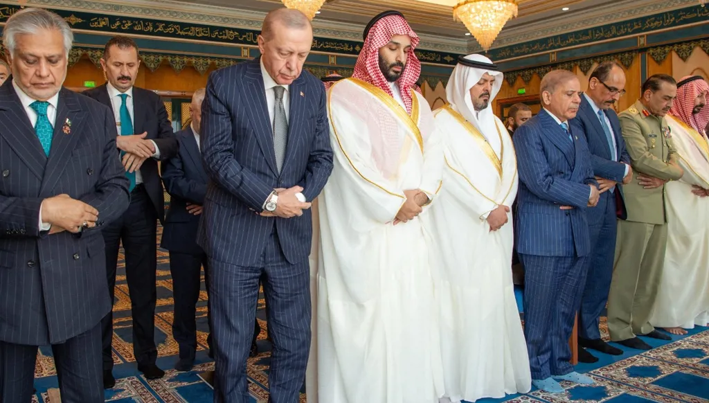بن سلمان وأردوغان وشريف يؤدّون صلاة الجمعة في مكة (صور وفيديو)