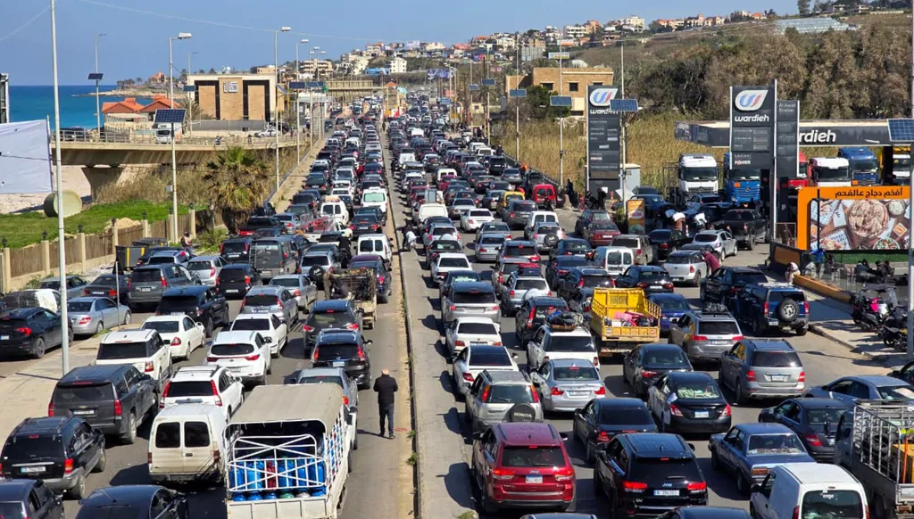 آلاف العائلات تنزح من جنوب لبنان... ساعات داخل السّيارات ونوم في العراء (صور وفيديو)