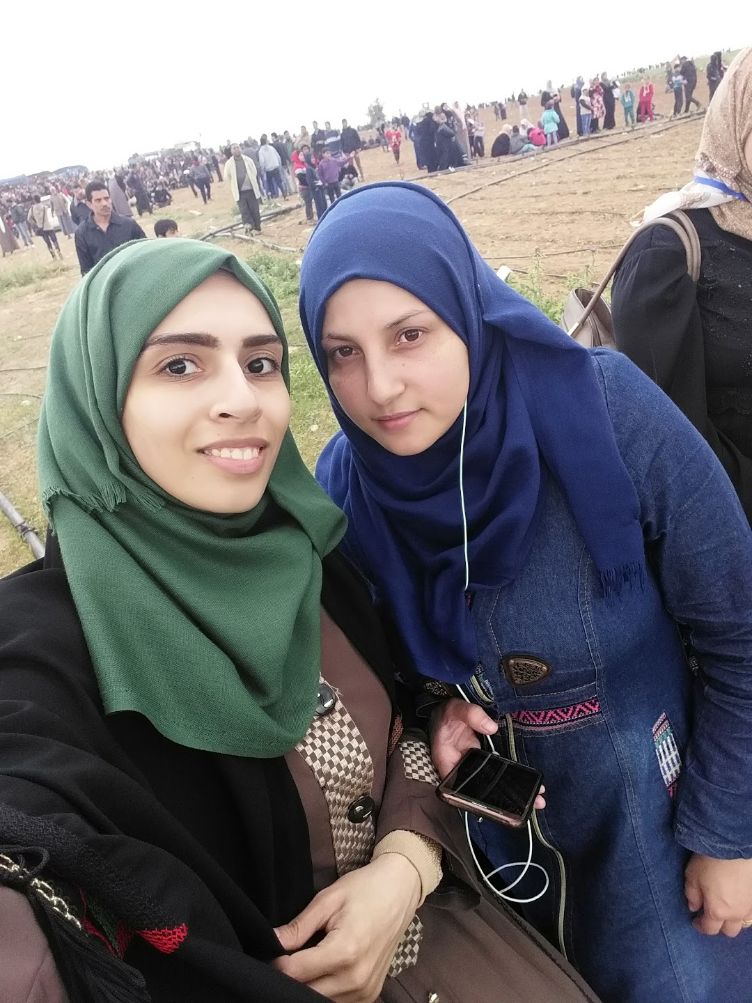 الصحافية سلام ميمة خلال تغطيتها الحرب في غزة.