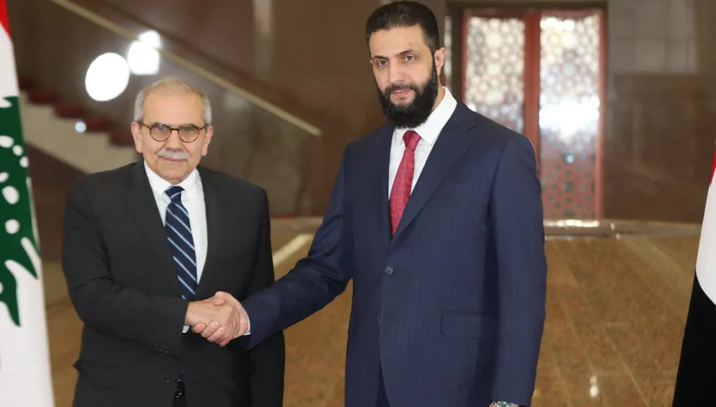 أحمد الشرع ونواف سلام في زيارة سابقة. (أرشيف)