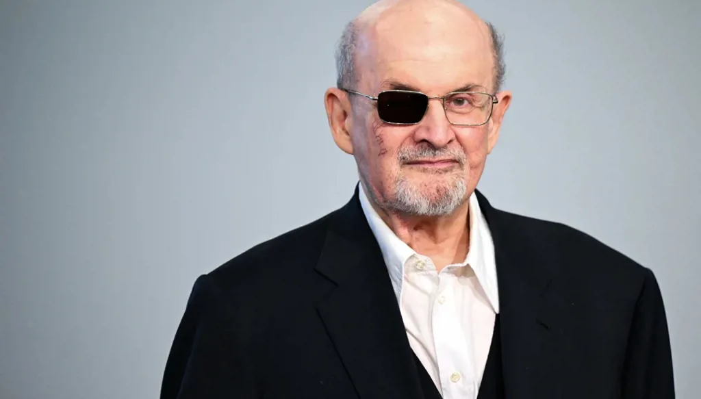 سلمان رشدي ينشر أول رواية منذ تعرّضه لهجوم عام 2022