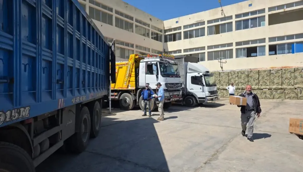 وصول قافلة مساعدات من 30 شاحنة إلى عين إبل ودبل ورميش جنوب لبنان (صور)