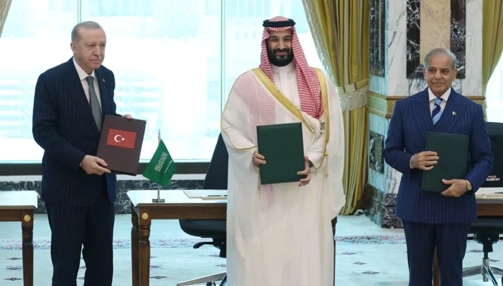 توقيع "اتّفاقية مكّة للدفاع المشترك" بين السعودية وتركيا وباكستان