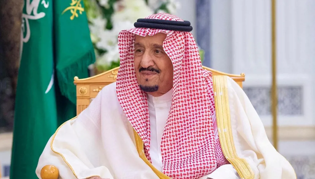 "خطوة تاريخية"... الملك السعودي يعتمد رمز عملة الريال (صورة)