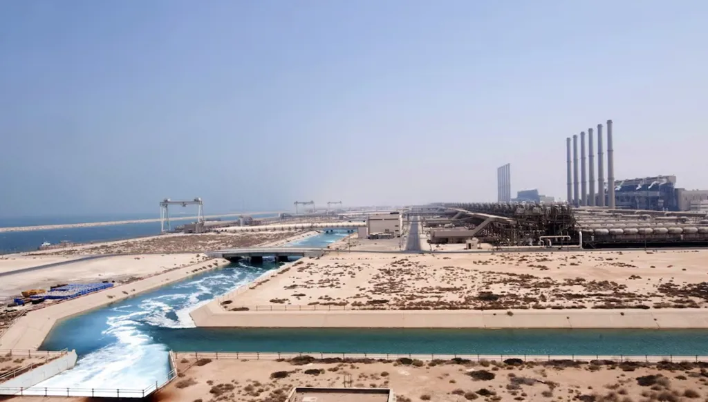 إيران هدّدت بقصفها... ما مدى اعتماد دول الخليج على محطّات تحلية المياه؟