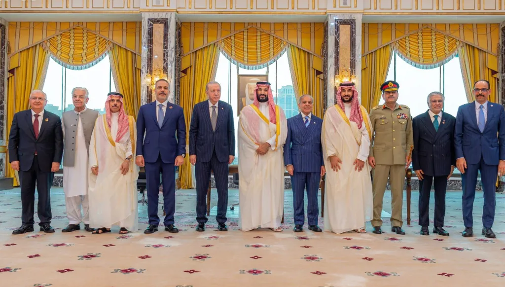 جانب من توقيع الاتفاقية. (واس)