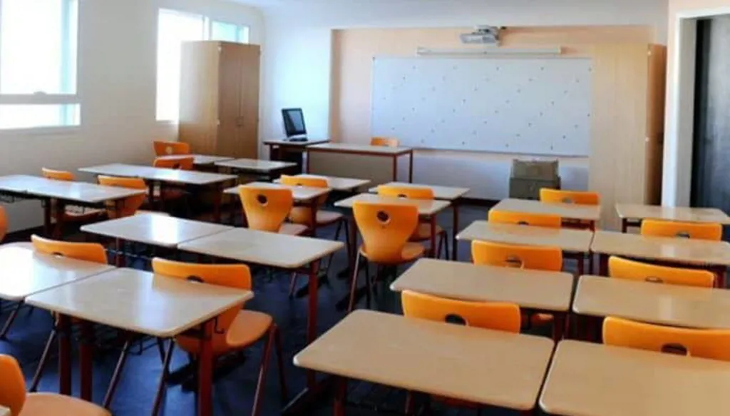 مديرة مدرسة تجبر طالبة على خلع الحجاب وتعتدي عليها بالضرب