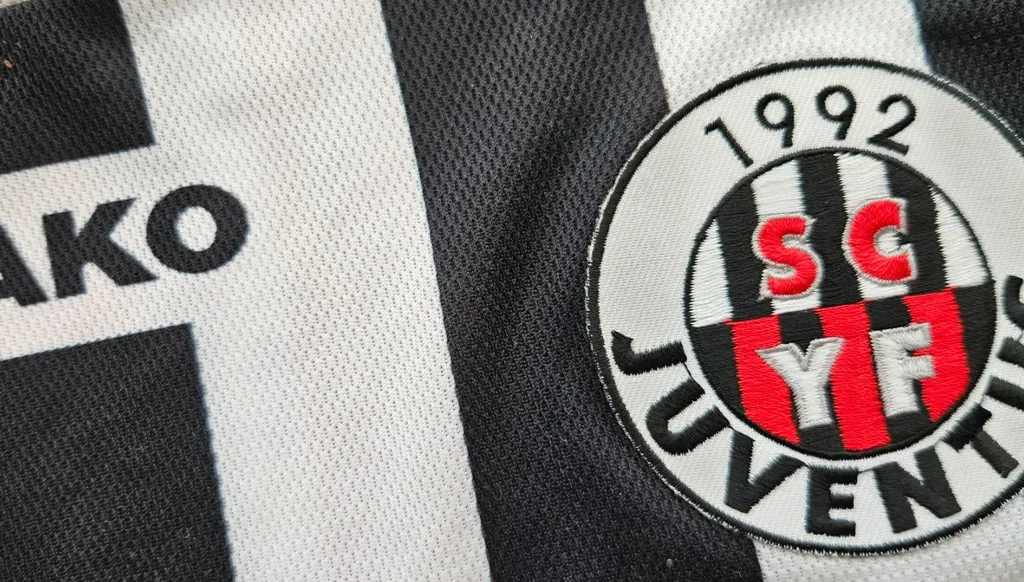 فريق سويسري يرتدي قميص برشلونة... ما القصة؟