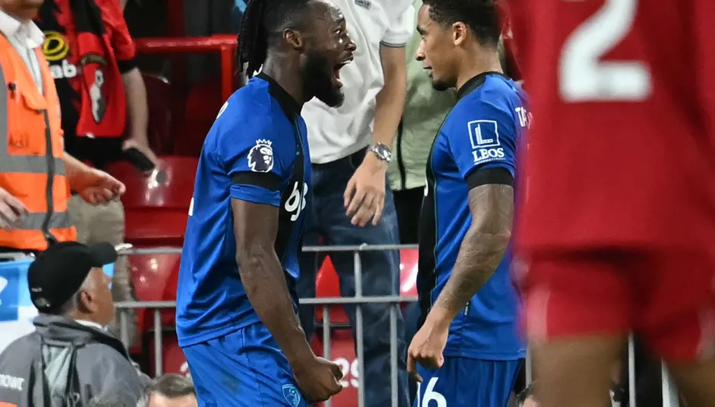 "فيفا" يدين الإساءة للاعب بورنموث خلال لقاء ليفربول