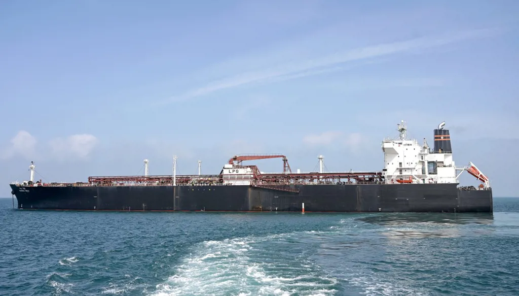 سفينة في هرمز. (أ ف ب)