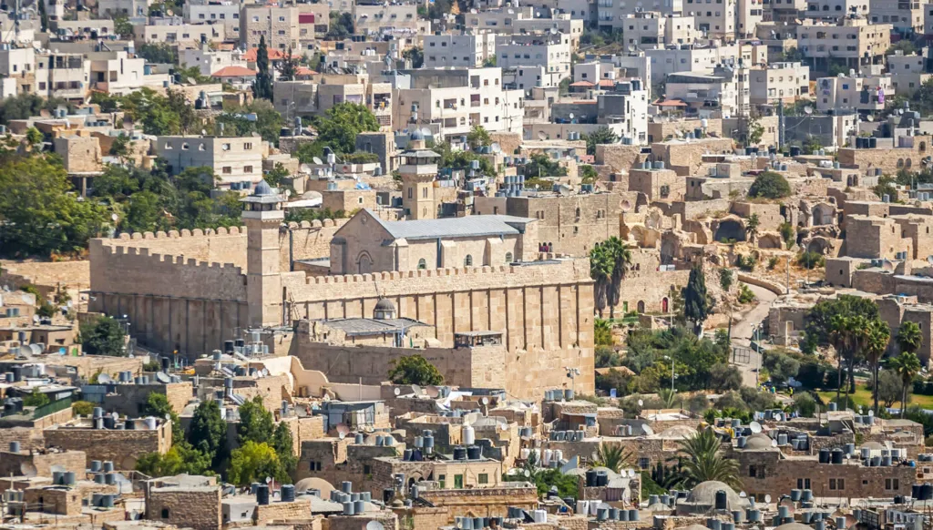 مبادرة مشايخ الخليل: كيف توظّف إسرائيل العشائر لتفكيك القضيّة الفلسطينيّة؟