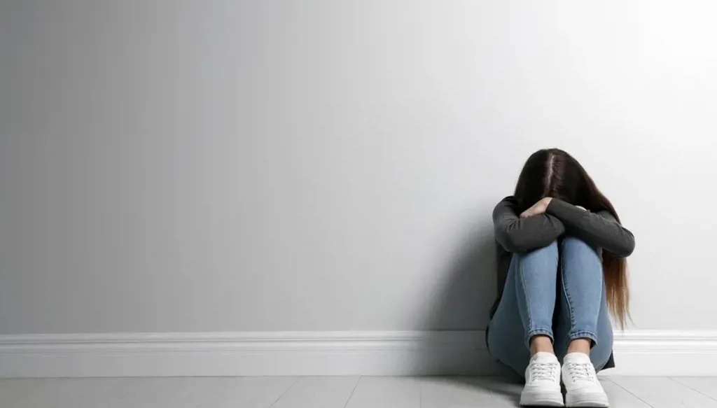 كيف يختلف أثر الصدمة النفسية لدى المراهق عنه لدى الراشد؟
