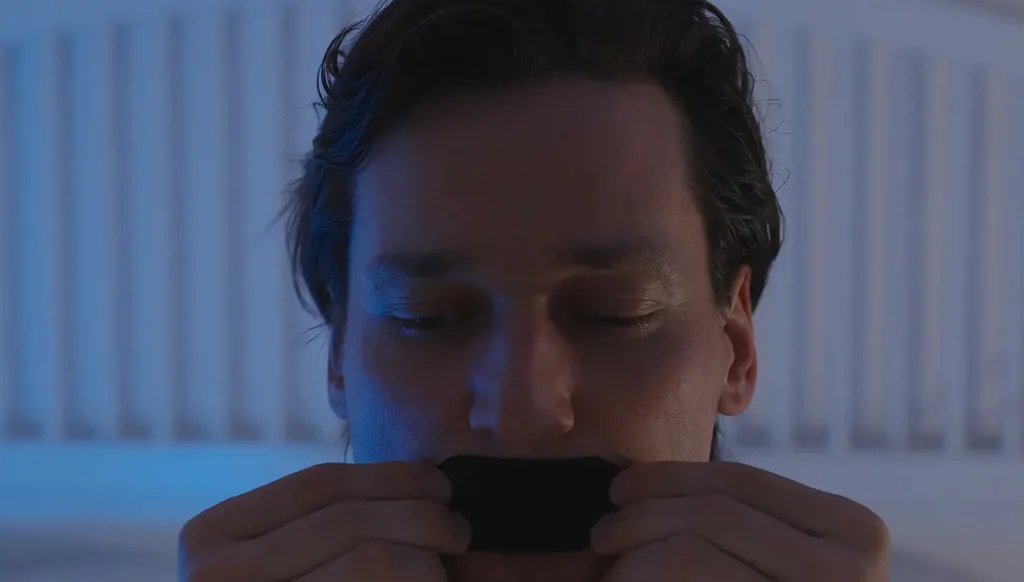 الشّريط اللاصق على الفم ليلاً... هل يحسّن النّوم فعلاً؟