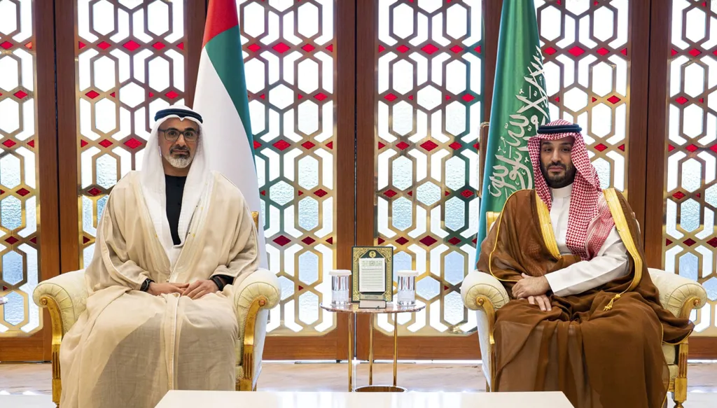 على هامش قمة الرياض... ولي العهد السعودي وولي عهد أبوظبي يبحثان توحيد الجهود الخليجية في مواجهة التحديات