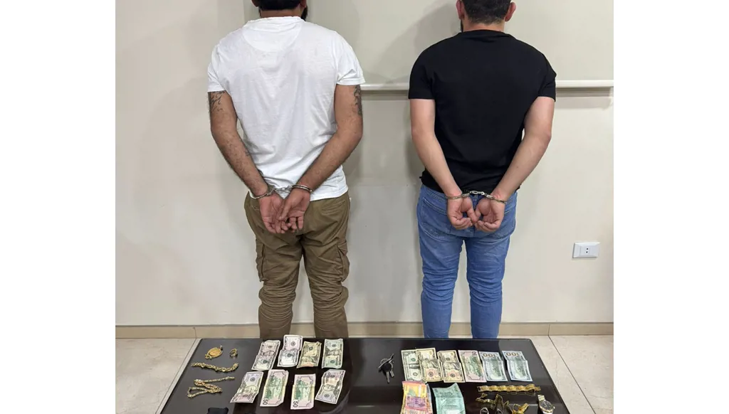 توقيف عصابة نصب واحتيال كانت تستدرج ضحاياها وتوهمهم ببيع "دولارات مجمّدة"