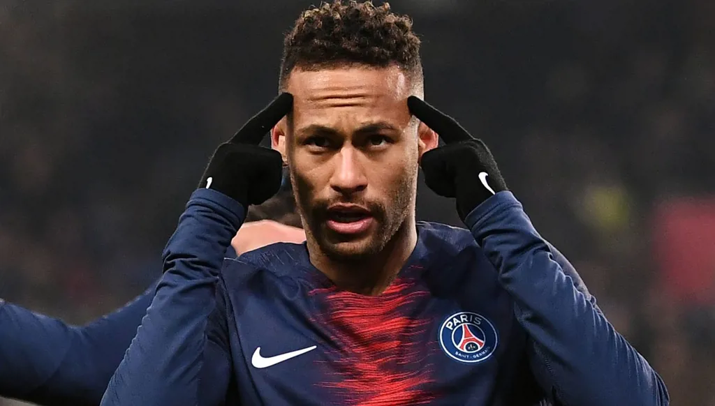 نيمار يحتفل بهدية غير متوقعة من باريس سان جيرمان (صورة)