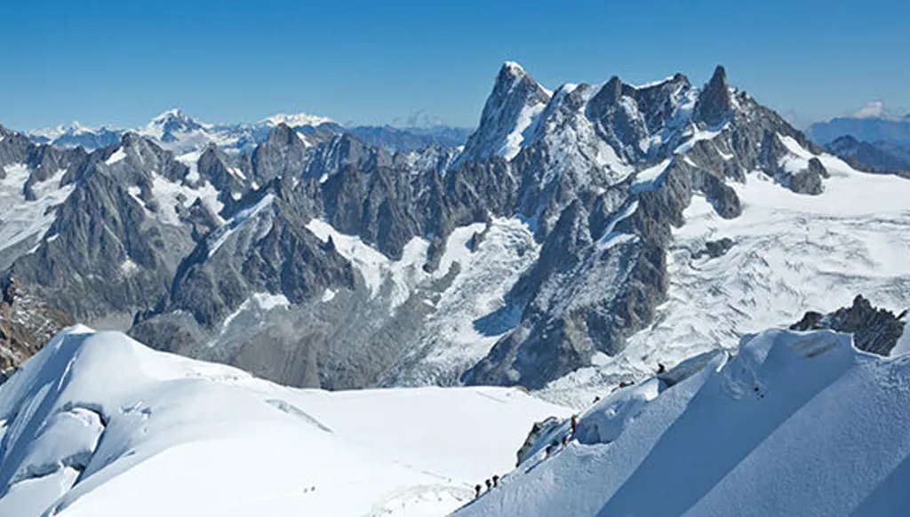 إيطاليا... مقتل شخصين في انهيارات جليدية بجبال الألب