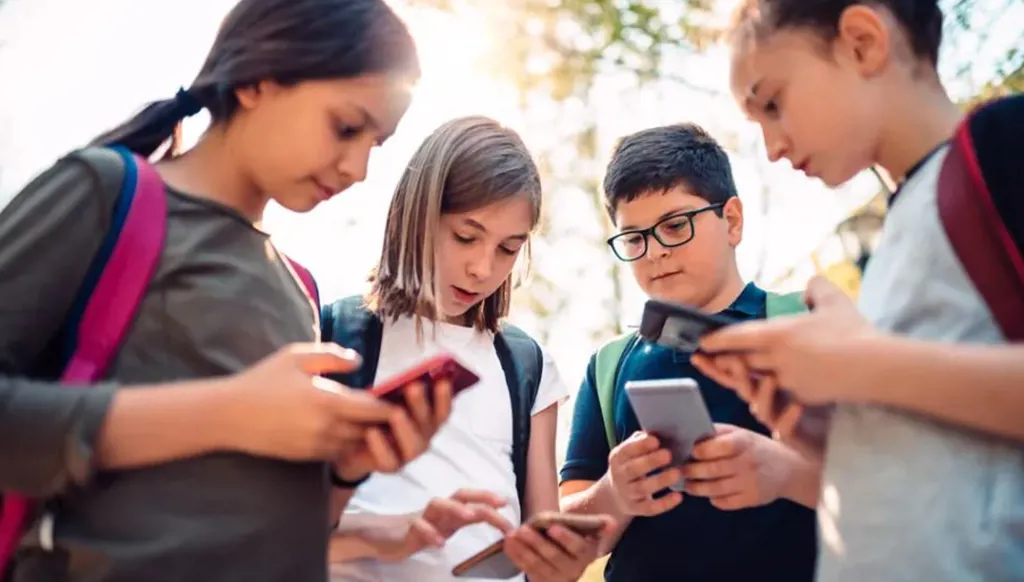 بالأرقام والتشريعات: هذه الدول وقفت في وجه "العاصفة الرقمية" لحماية أطفالها