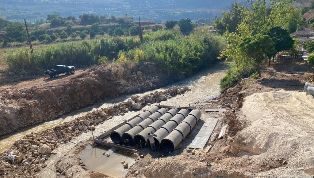 إنشاء عبارة مائية بديلة للجسر المدمّر في منطقة قعقعية الجسر جنوب لبنان (فيديو)