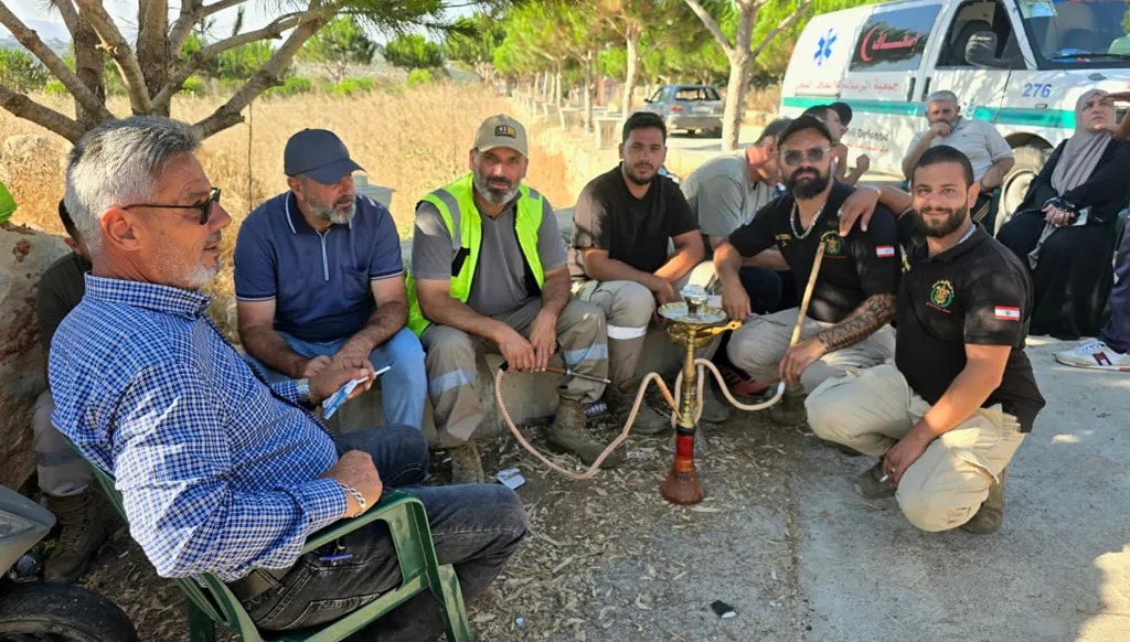 رئيس بلدية زوطر الغربية عبد عز الدين مع عدد من أبناء البلدة ينتظرون قرب حاجز الجيش بانتظار الإذن للدخول. (أحمد منتش)