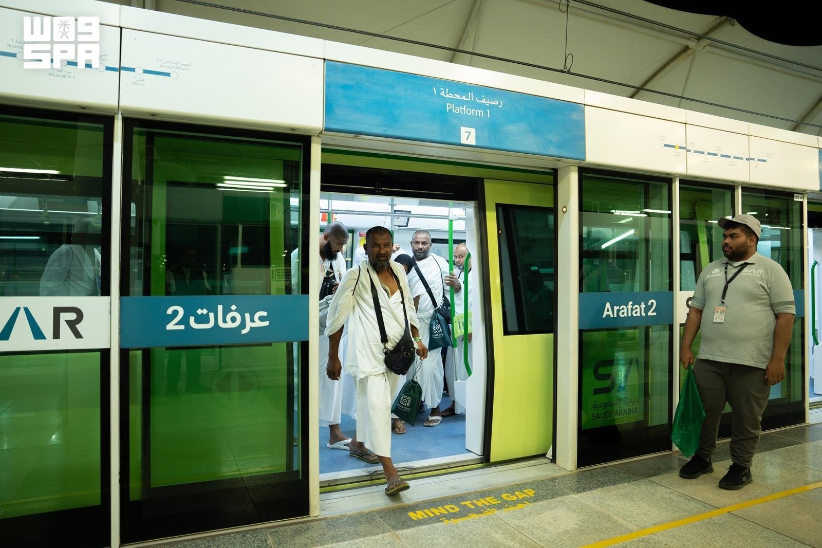 أحد حجاج ​بيت الله الحرام يغادر قطار الحرمين في طريقه إلى جبل عرفات، مكة المكرمة، السعودية. 26 مايو 2026 - واس