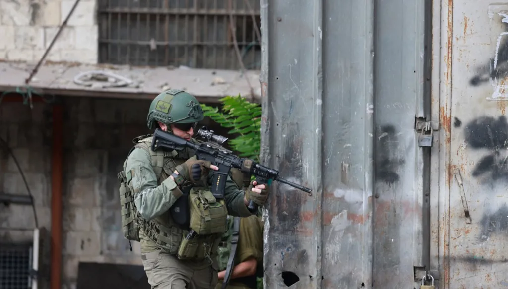 جندي إسرائيلي في الضفة. (أ ف ب)