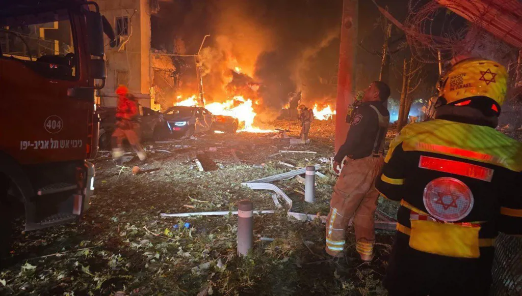 رشقة إيرانية على تل أبيب... أضرار وإصابات (صور وفيديو)