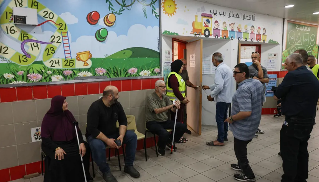 الإسرائيليون إلى صناديق الاقتراع... انتخابات حاسمة لمستقبل نتنياهو (صور)