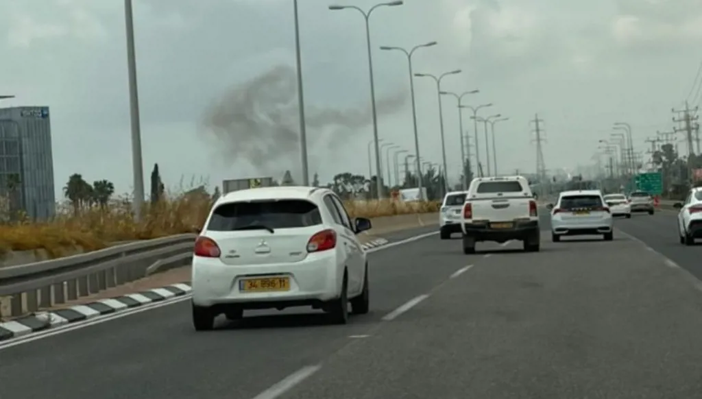 رشقة صاروخية إيرانية على إسرائيل... سقوط شظايا وإصابات (فيديو)