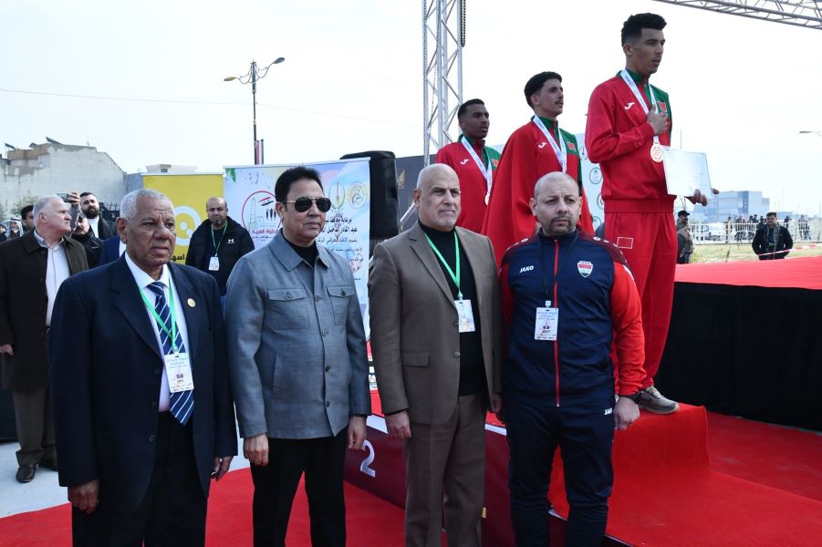 تتويج الأبطال مع كبار الحضور.