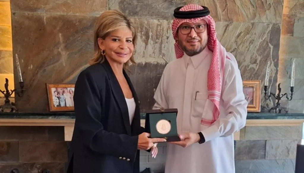 لبنان... السفير السعودي يكرّم مي شدياق
