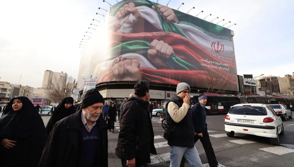 "منح إيران فرصة"... السعودية وقطر وعُمان تقنع ترامب بعدم شن هجوم!