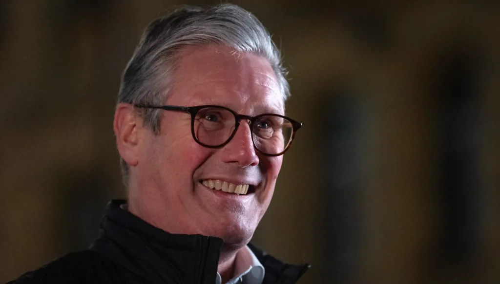 مشيداً بالتحالف... ستارمر يهنئ ترامب: الصداقة ستدوم