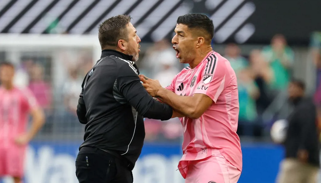 عقوبة كبيرة لسواريز بسبب البصق وإيقاف بوسكيتس