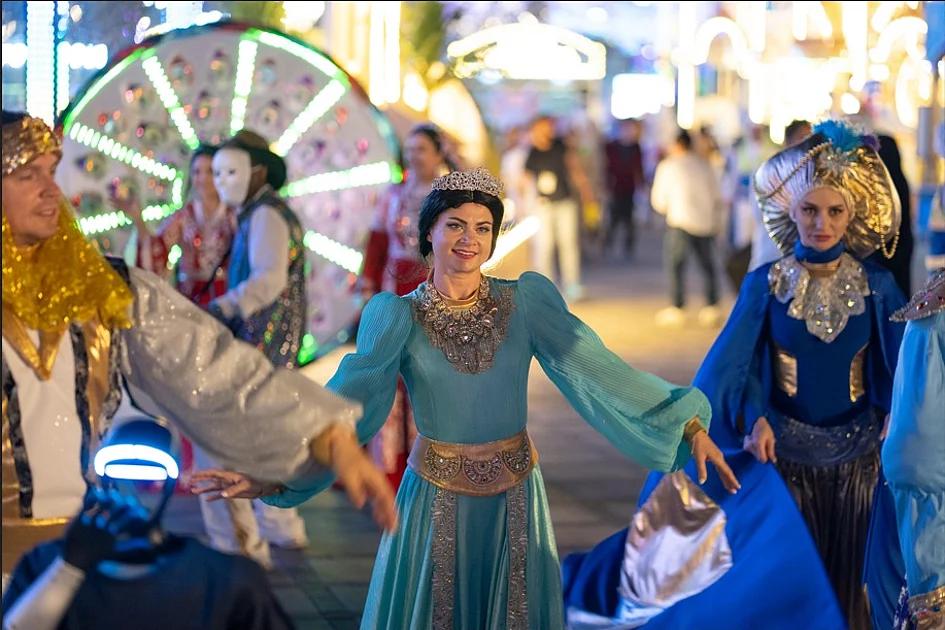 عروض فلكلورية دولية ضمن فعاليات مهرجان الشيخ زايد في الوثبة. (Khaleej Times)