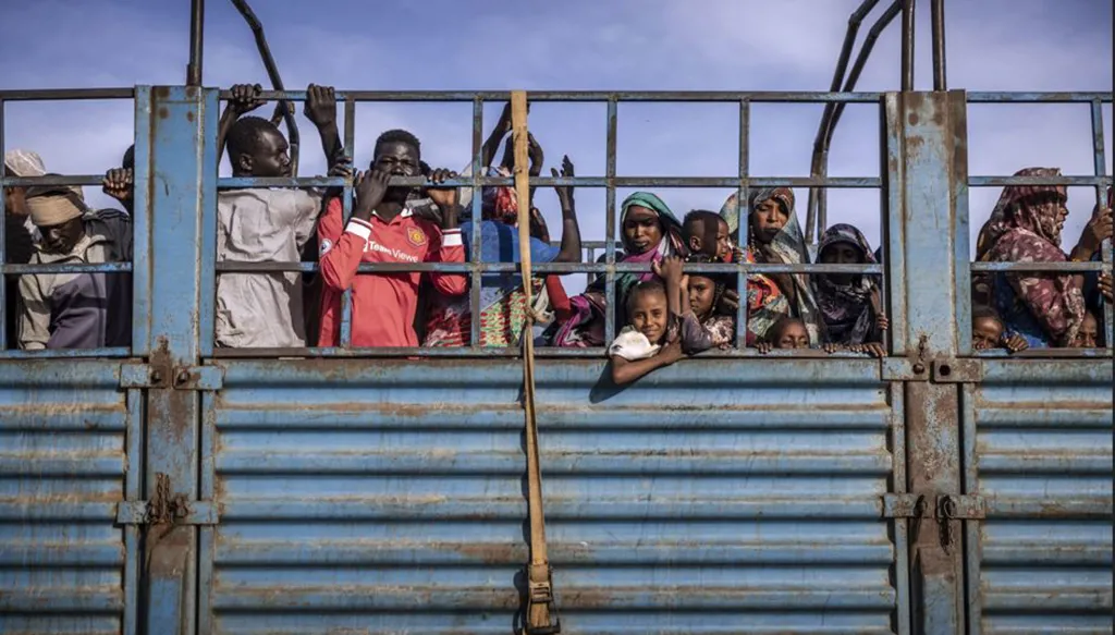 لاجئون سودانيون فروا من الحرب في السودان يصلون في شاحنة إلى مركز عبور للاجئين في مدينة رنك (أ ف ب- 13 شباط 2024).