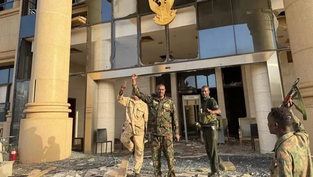 الجيش السوداني يدخل القصر الرئاسي في الخرطوم (فيديو)