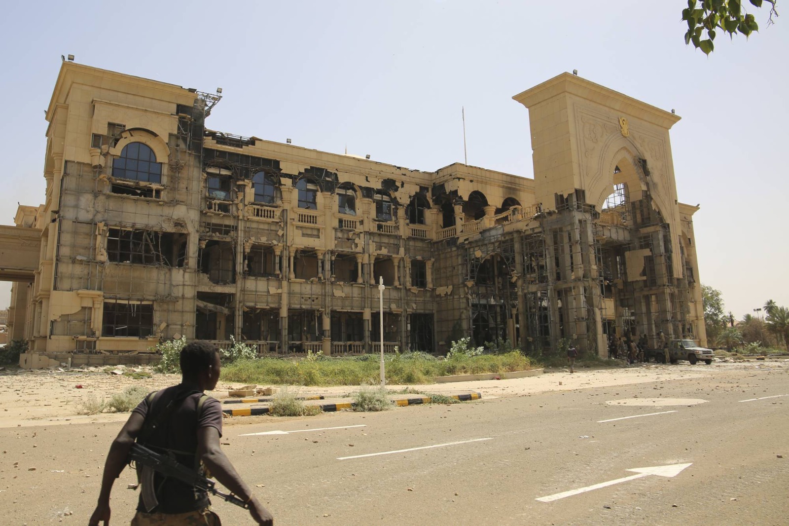 جندي سوداني أمام مبنى القصر الجمهوري الذي تعرض لدمار هائل ‏في الخرطوم (أ.ب)‏