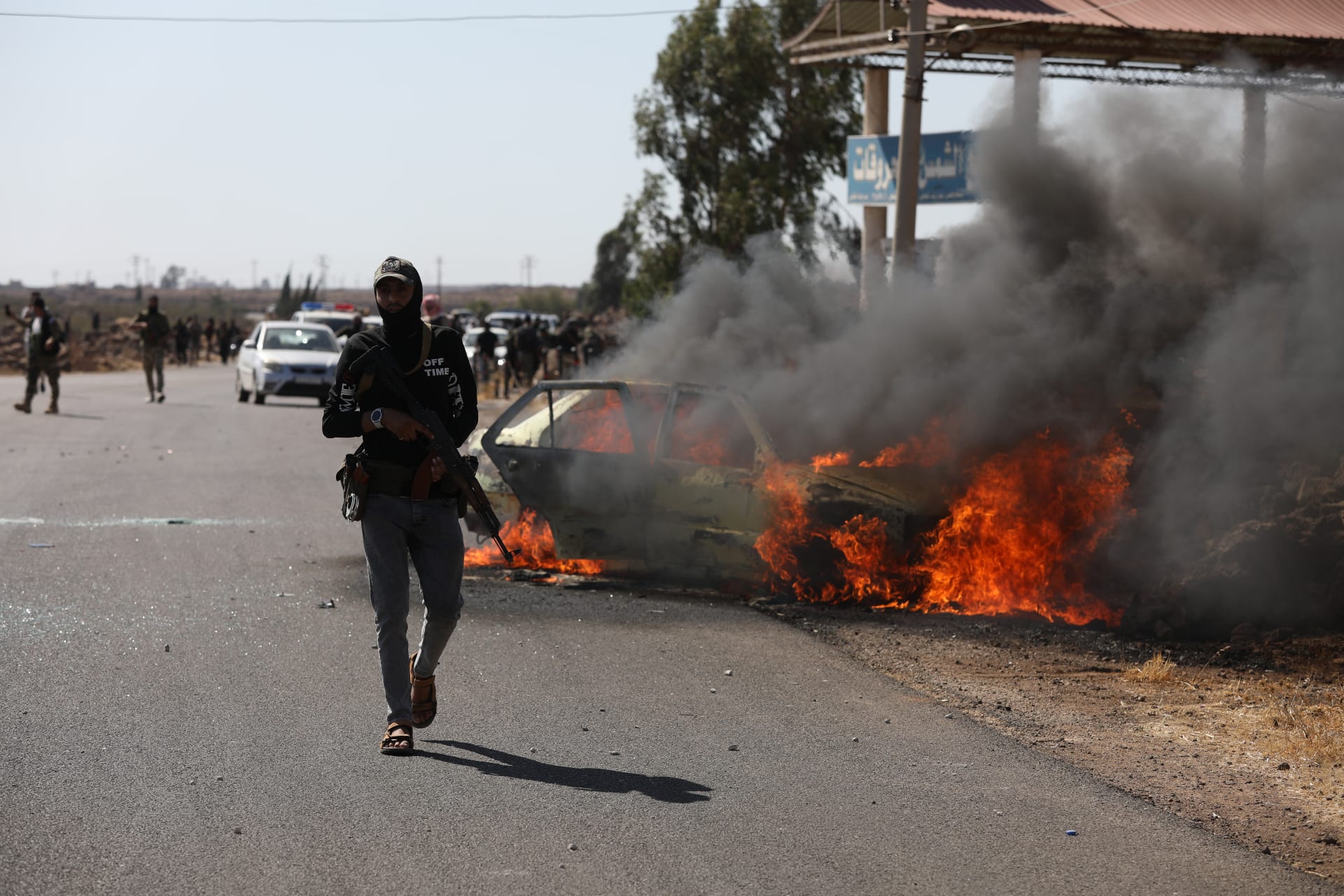 عناصر مسلحة ونيران خلال اشتباكات السويداء (غوغل)